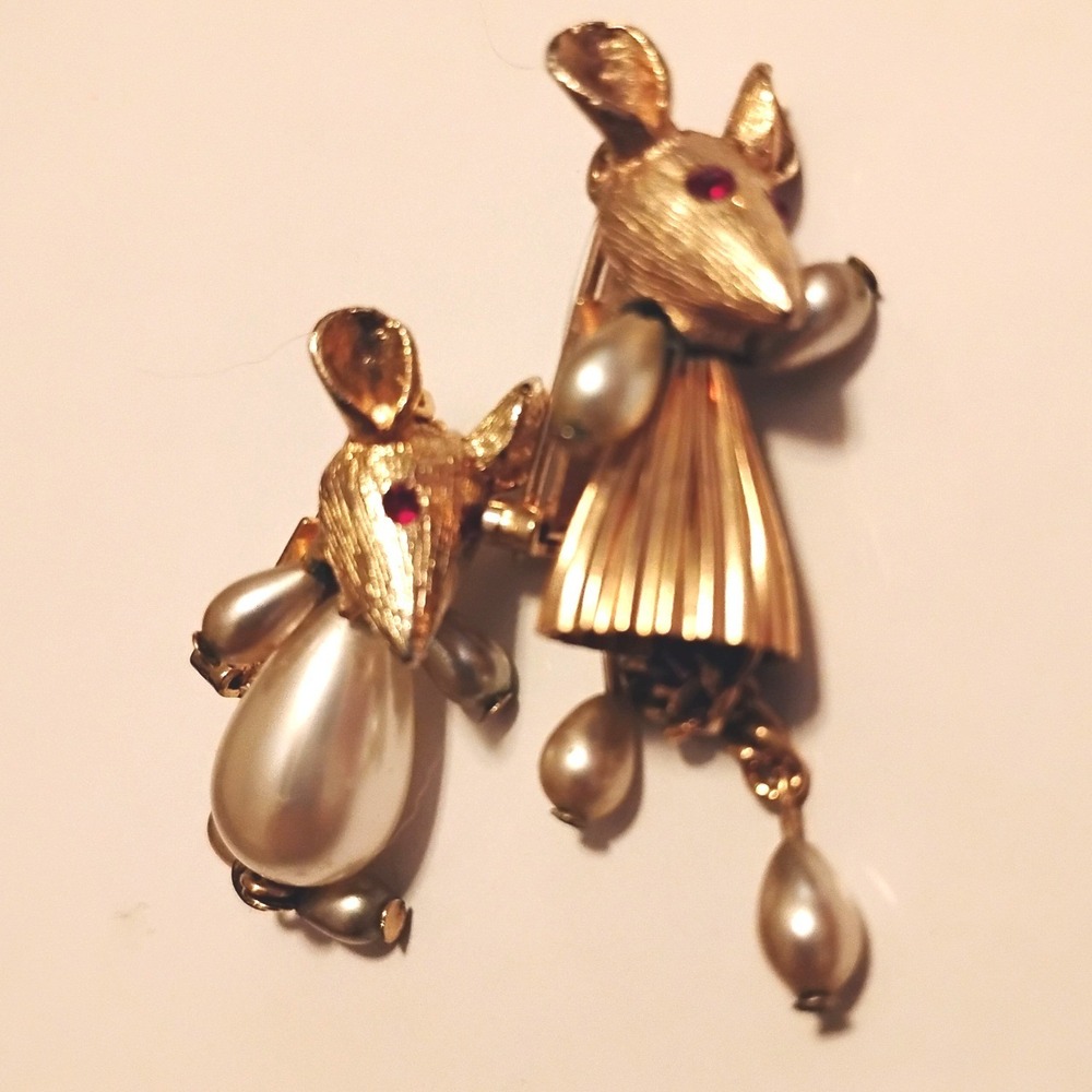 ❤️Vintage 60s Mouse Brooch Pair Faux Pearl / Ruby Kitsch Pins Preppy Minimalist
